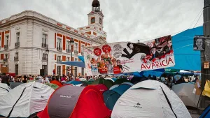 Luego del masivo acampe de inquilinos en la Puerta del Sol de Madrid, el Gobierno de España frena los desalojos hasta 2030