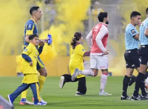El hijo del vendedor ambulante que le robaron camisetas en el Clásico entró al campo de juego con Di María de la mano