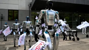 Decenas de robots “protestan” contra el uso descontrolado de la IA en Polonia