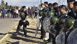 Nación desplegó operativo antipiquetes con gendarmes en San Lorenzo por conflicto con vigiladores