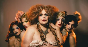 Llega a Rosario “Saraos Uranistas” para presentarse este sábado en el Teatro Municipal La Comedia
