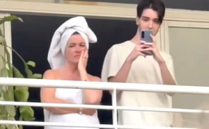 Señora en toalla que salio a ver a milei