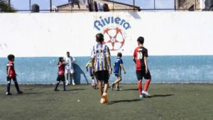 Chicos jugando al futbol