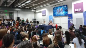 Entre pantallas y humanidades: qué va a hacer la inteligencia artificial con nosotros, y viceversa
