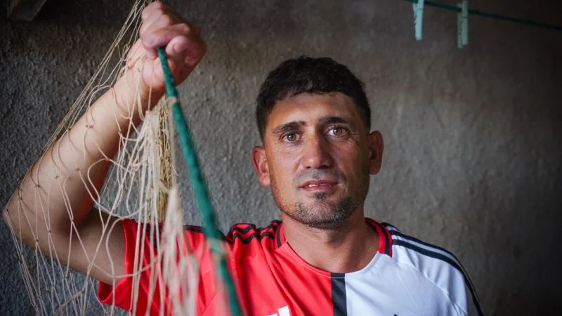 Pescador en el río Paraná. Foto gentileza: Celina Mutti Lovera