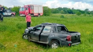 Tragedia en la autopista: una mujer murió tras chocar una camioneta con un camión en Roldán