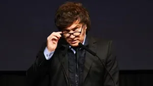 Milei acusó al socialismo de usar pobres como “escudo moral” y habló de la “estafa de las banderas nobles”