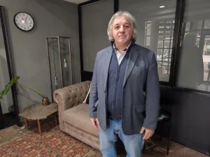 Diego Bollero, protagonista de "Rojos, Globos, Rojos", de Tato Pavlovsky: "El teatro es un arte vivo, tiene una llegada más inmediata a la gente"