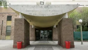 Hizo marcha atrás y atropelló a su hijo: el niño terminó con fractura de cráneo