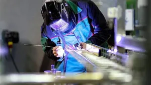 El empleo formal en la Argentina suma 14 meses en caída y el salario mínimo está en su piso histórico