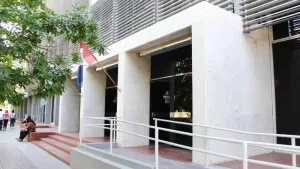 Cae empleado judicial por extorsionar a jubilada: incluso mandó policías truchos a su casa