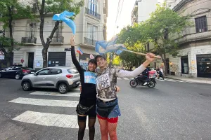 Detienen al Padre Paco y a «los pibes de las banderas» en Plaza de Mayo