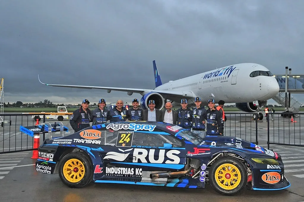 El Aeropuerto de Rosario vivió una tarde de automovilismo en la previa del regreso del Turismo Carretera