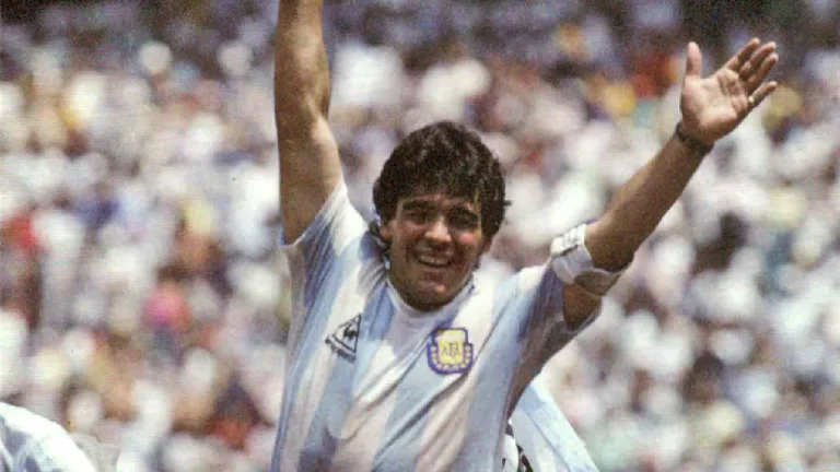 Títulos y algo más: la carrera deportiva de Diego Maradona, el astro argentino