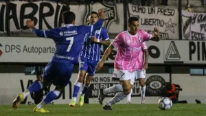 VAR improvisado: le mostraron un celular al árbitro, anuló un penal y All Boys y Godoy Cruz igualaron sin goles