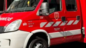Un chico cayó desde un edificio al techo de un bazar
