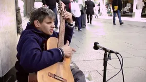 Le robaron la guitarra a Marcelo Moyano, el reconocido músico de la peatonal que necesita ayuda para volver a trabajar
