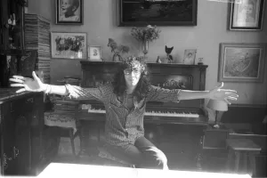 Fito Páez íntimo en 1983: la historia detrás de las fotos inéditas del músico que vuelven a la luz en la muestra “Balcarce 681”