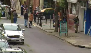 Gran susto en el centro: explotó una máquina de café, destruyó el frente de un bar y una empleada sufrió quemaduras