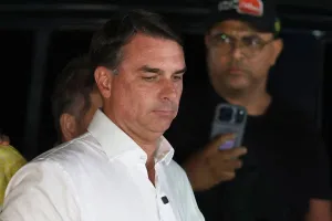 Flávio Bolsonaro pasó por la Argentina en un vuelo privado rumbo a Estados Unidos