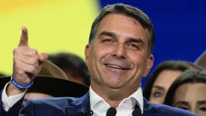 Brasil: la Justicia le prohibió salir del país a Flávio Bolsonaro tras la derrota electoral