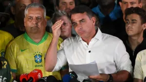 Flávio Bolsonaro se autoproclamó “verdadero presidente electo” de Brasil, denunció un "repugnante fraude" y le agradeció a Milei