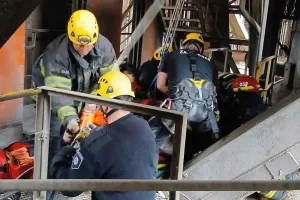 Los bomberos rescataron a un operario que cayó al pozo de una noria en una empresa de Puerto San Martín