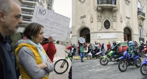 Cadetes y taxistas movilizaron al Concejo en rechazo de partes del proyecto para regular aplicaciones de transporte de pasajeros
