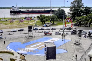 Una camiseta gigante de Messi apareció frente al Monumento a la Bandera