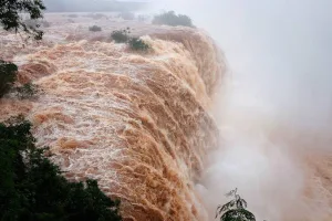 Efecto El Niño: cerraron dos circuitos de las Cataratas por el aumento del caudal del Río Iguazú