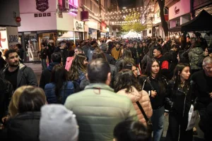 Multitudinaria Noche de Peatonales: el centro de Rosario se llenó de música, compras y gastronomía