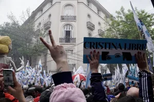 Cristina se asomó al balcón para saludar a la militancia en el Día de la Lealtad