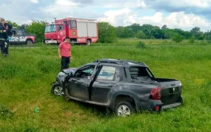 Tragedia en la autopista: una mujer murió tras chocar una camioneta con un camión en Roldán