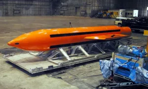 Cómo es la “madre de todas las bombas” que Estados Unidos considera usar contra Irán