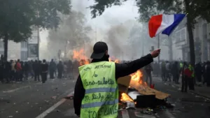 El Gobierno de Francia decretó toques de queda parciales tras la ola de disturbios