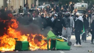 Incendios, escuelas cerradas y una marea de protestas contra el recorte presupuestario en Francia