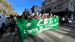 Tensión en la Escuela Gurruchaga: estudiantes protestan en la calle para exigir el fin de la intervención y denuncian graves maltratos