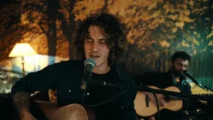 Una pausa en el camino: Luca Sperandio ofrece un concierto entre la naturaleza, la música y el fuego