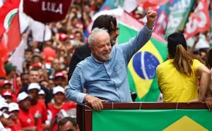 Lula, el veterano de mil batallas que este domingo va por un cuarto mandato presidencial frente al ultraderechista Bolsonaro