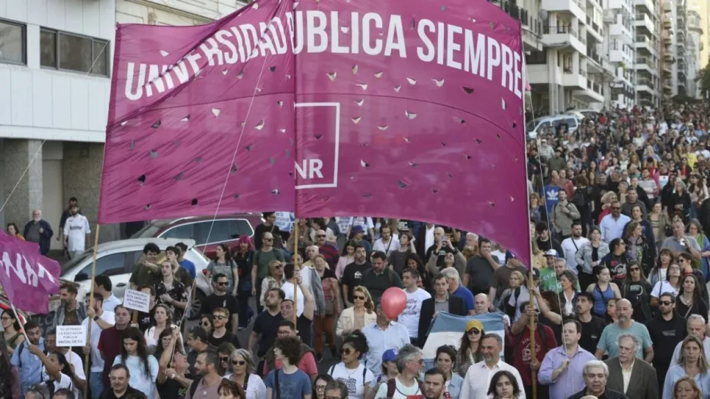 UNR: estudiantes de Ciencia Política y Relaciones Internacionales y de Humanidades y Artes acordaron toma de facultades