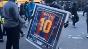 En medio de los graves incidentes en Francia, robaron una camiseta y una cinta de capitán firmadas por Lionel Messi