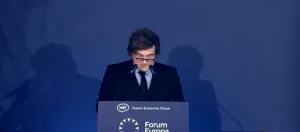 Milei dijo que la suba del riesgo país se debe al contexto internacional y calificó de “dictador” a Pedro Sánchez
