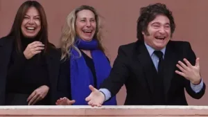 Milei todavía no se expresó por el triunfo de Lula, pero tuvo tiempo de hacer un "six-seven" en el balcón de la Casa Rosada