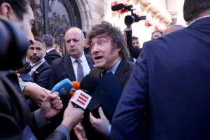 Milei volvió a España como agitador de la ultraderecha, pero Abascal y Ayuso esquivan foto conjunta y patrocinadores de foro empresario retiraron sus logos