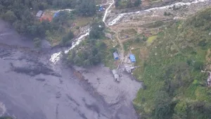 Una nueva inundación repentina de un río en Nepal arrasó un pueblo y dejó 5 desaparecidos
