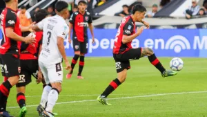 Otra vez, el arbitraje y el VAR le impiden la victoria a Newell's: gol lícito de Solari, anulado por un offside inexistente