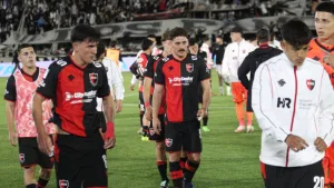 Tropezó en Mendoza: Newell's desperdició varias, convirtió un gol lícito mal anulado por el VAR y cayó ante Gimnasia por la mínima