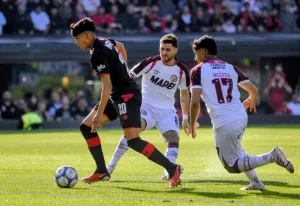 Arrancó en Coloso: Newell's ya juega con Lanús, un rival directo en su misión por entrar a los playoffs