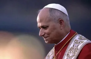 El Papa tuvo una “evolución posoperatoria normal” y caminó por la habitación