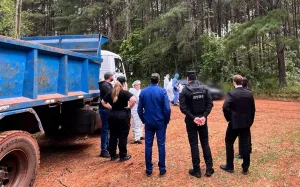 En Misiones, encontraron a una pareja asesinada al lado de un auto y a su hijo de dos años dormido en el asiento trasero